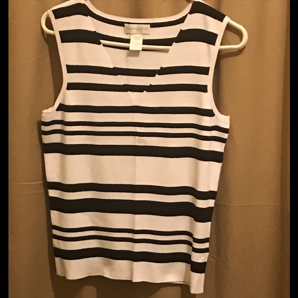 Worthington L B&W stripe sleek V-neck top